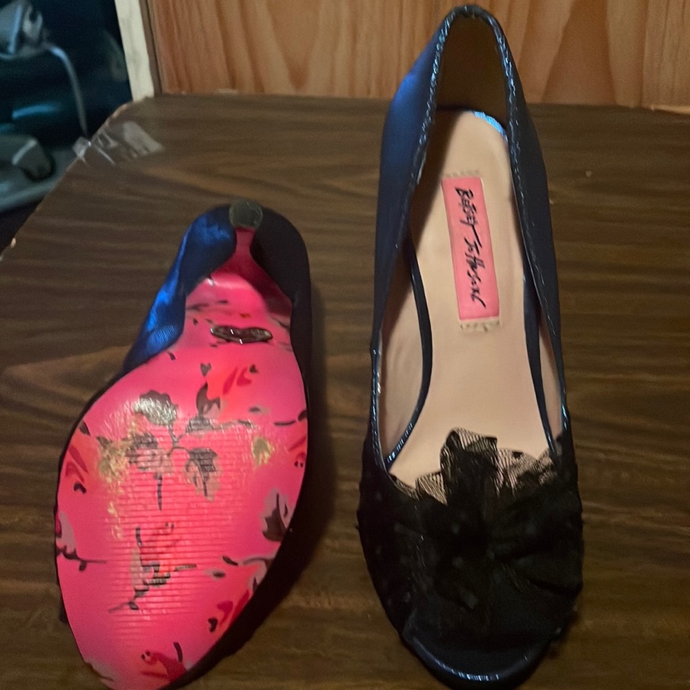 Betsey Johnson Designer Heels with Bows size 6. Super cute with pika dot heel!!!